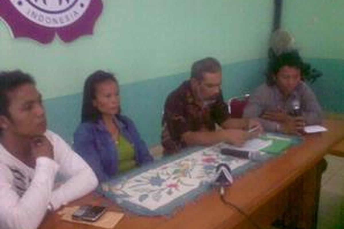 Keluarga Arion Abro Activian Sirait (8), bocah yang menjadi korban penyiksaan dan pembunuhan di Bekasi, memberikan testimoni di Kantor Komnas Perlindungan Anak, Jalan TB Simatupang, Jakarta Timur, Rabu (23/6/2010).