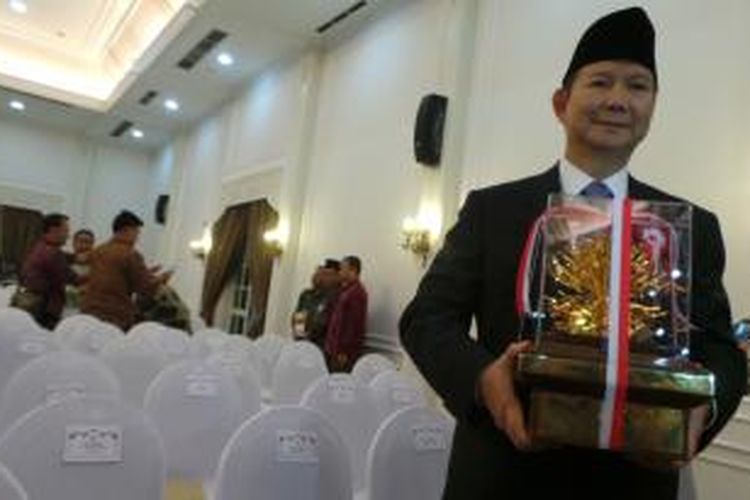 Wakil Ketua Dewan Pembina Partai Gerindra Hashim Djojohadikusumo mendapatkan penghargaan Kalpataru dari Wakil Presiden Boediono, Kamis (5/6/2014).