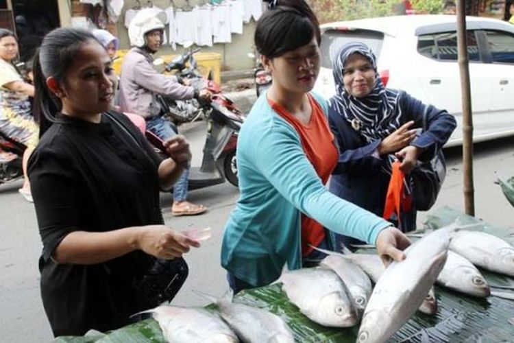 Penjual ikan dadakan mendadak diserbu warga jelang malam tahun baru, Sabtu (31/12/2022)