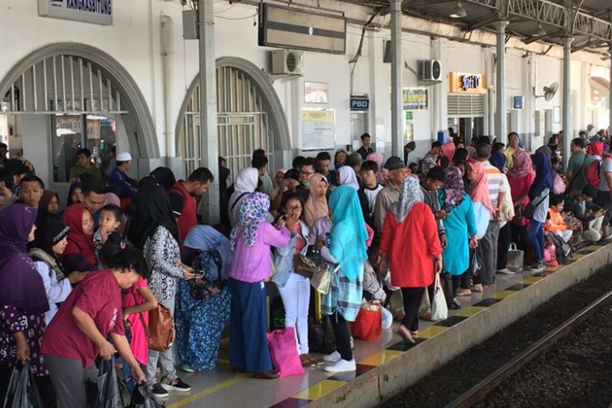 Suasana di Stasiun Rangkasbitung saat hari pertama pengoperasian layanan kereta listrik (KRL) commuter line relasi Rangkasbitung-Tanah Abang pada Sabtu (1/4/2017). 