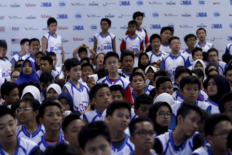 Anak-anak mengikuti tahap selection camp Jr NBA 2017 persembahan Frisian Flag Indonesia di Cilandak Sports Center, Jakarta Selatan, Sabtu (26/8/2017). Sebanyak 32 anak yang terpilih akan dilatih mantan pemain NBA, Sam Perkins pada national training Camp Jr. NBA September mendatang.  KOMPAS IMAGES/KRISTIANTO PURNOMO
