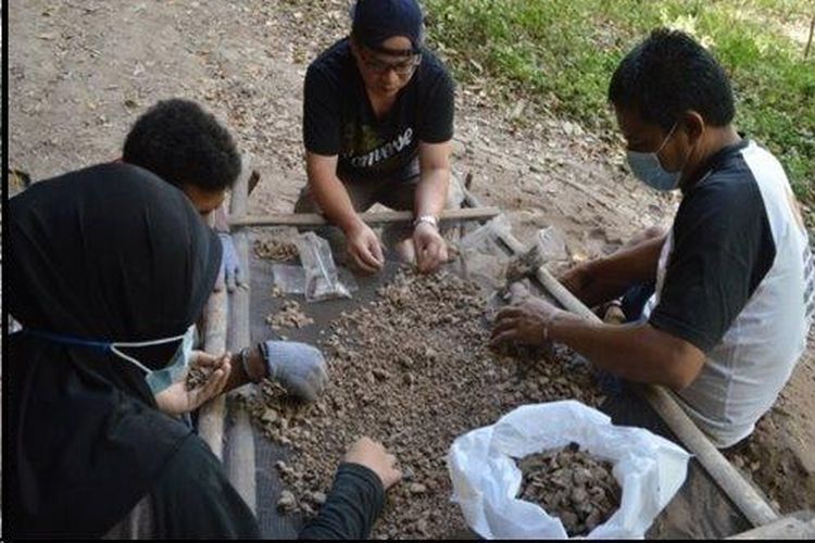 Proses penyaringan mencari artefak di Leang Paninnge