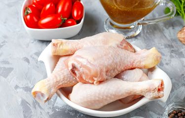 Ilustrasi daging ayam, daging ayam mentah. 