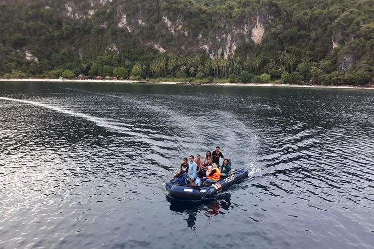 Pantai Biluhu di Kecamatan Batudaa Pantai yang berada di sisi utara Teluk Tomini menjadi situs geologi potensial Kabupaten Gorontalo. Selama ini destinasi wisata ini menjadi andalan wisata bahari yang banyak menarik wisatawan.