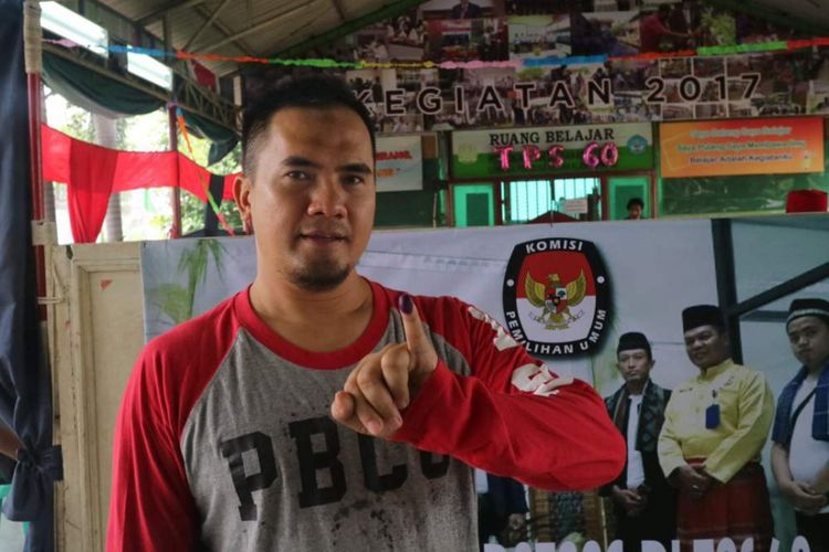 Artis dangdut sekaligus terpidana kasus pencabulan, Saipul Jamil memberikan hak suara pada Pilkada DKI Jakarta putaran kedua di Tempat Pemungutan Suara (TPS) 060 Lembaga Pemasyarakatan Klas 1 Cipinang, Jakarta, Rabu (19/4/2017).