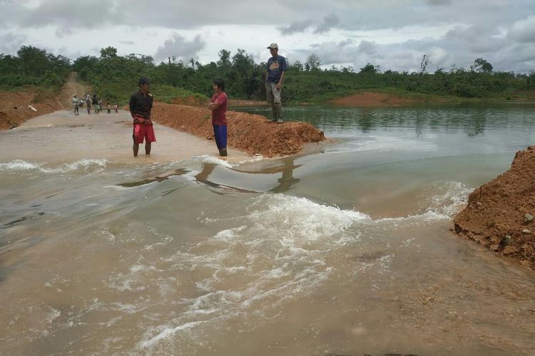 Banjir di 4 Kecamatan di Kabupaten Balangan, Kalsel merendam ribuan rumah dan membuat tanggul jebol mengakibatkan jalan penghubung antar desa terputus, Kamis (6/2/2020).