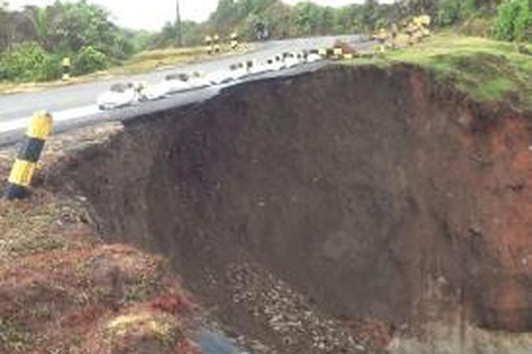 Jalan penghubung Bengkulu-Sumatera Barat terancam terputus akibat longsor. Gambar diambil pada Selasa (8/7/2014).