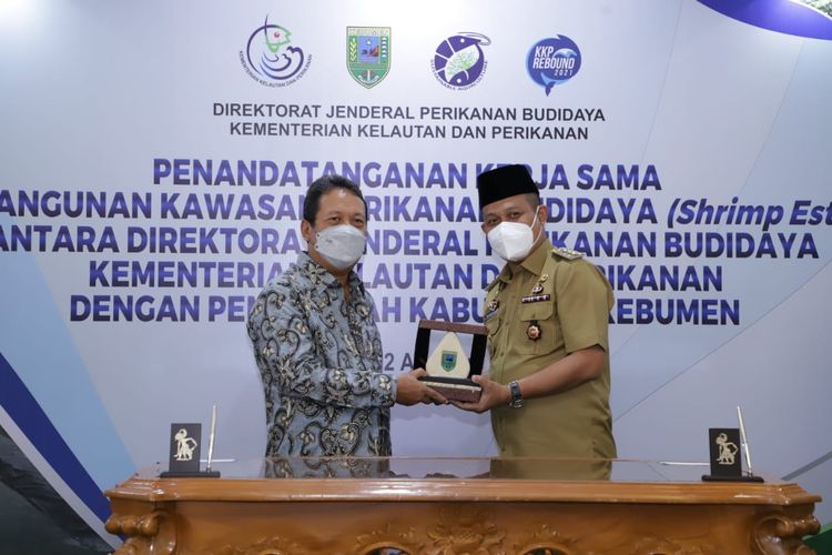 Penandatanganan kerja sama antara KKP dengan Pemkab Kebumen dalam pembangunan shrimp estate pertama di RI. Ground breaking rencananya bakal mulai dilakukan pada Desember 2021.