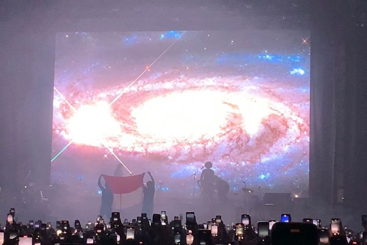 Vokalis dan drummer grup LANY, Paul dan Jake Goss keluar mengibarkan bendera Indonesia dalam konser November to Remember Asia Tour 2022 di Indonesia Convention Exhibition (ICE) BSD, Rabu (9/11/2022).