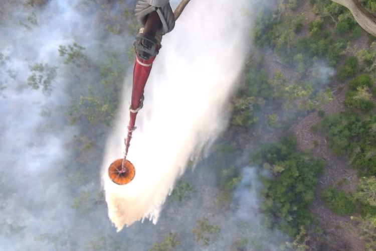 Proses pemadaman lahan gambut di Sumatera Selatan dilakukan melalui udara dengan menurunkan helikopter waterboombing. BPBD Sumsel mencatat, saat ini sudah 80.125 hektar lahan terbakar.