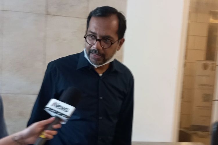 Aktivis Haris Azhar saat memenuhi panggilan kepolisian terkait laporan kasus pencemaran nama baik Menteri Koordinator Bidang Kemaritiman dan Investasi, Luhut Binsar Pandjaitan di Polda Metro Jaya, Senin (22/11/2021).