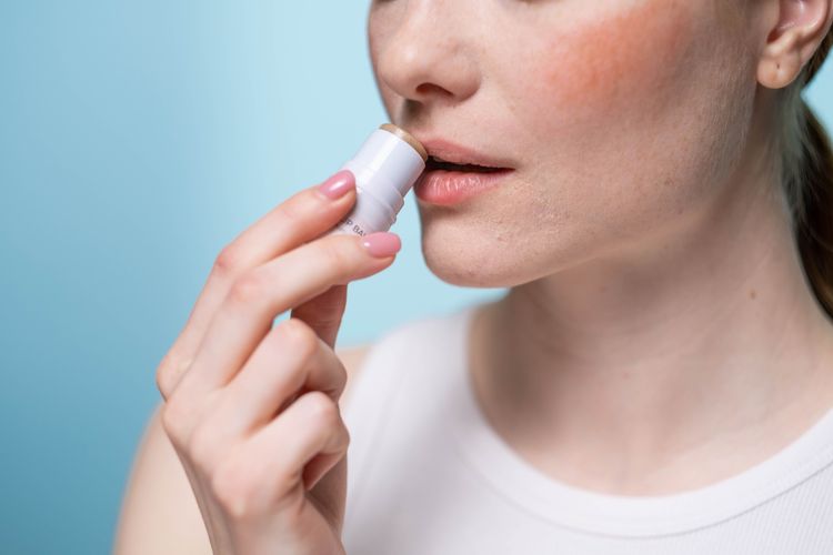 Merasa Kecanduan Lip Balm? Ini yang Sebenarnya Terjadi di Bibir