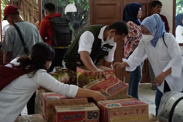 Pegawai Disperindag Jabar mendustribusikan bantuan logistik bagi korban gempa Cianjur, Selasa (22/11/2022).