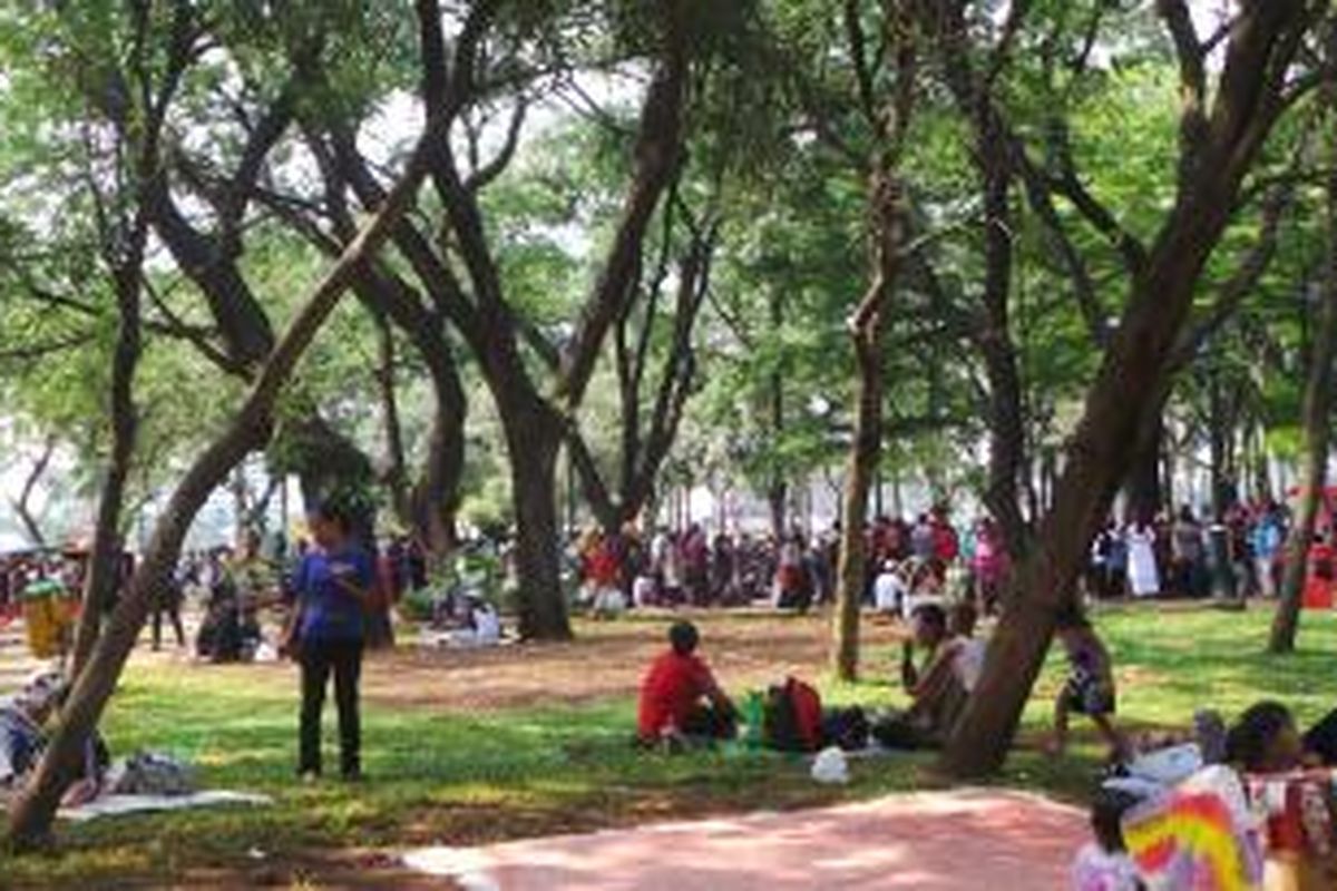 Pengunjung kawasa  Monas di Jakarta Pusat pada lebaran kedua. Selasa (29/7/2014).