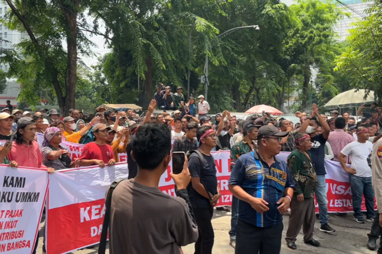 Masyarakat Gelar Aksi Demo, Tuntut Pemerintah Kaji Ulang Penutupan PT TPL