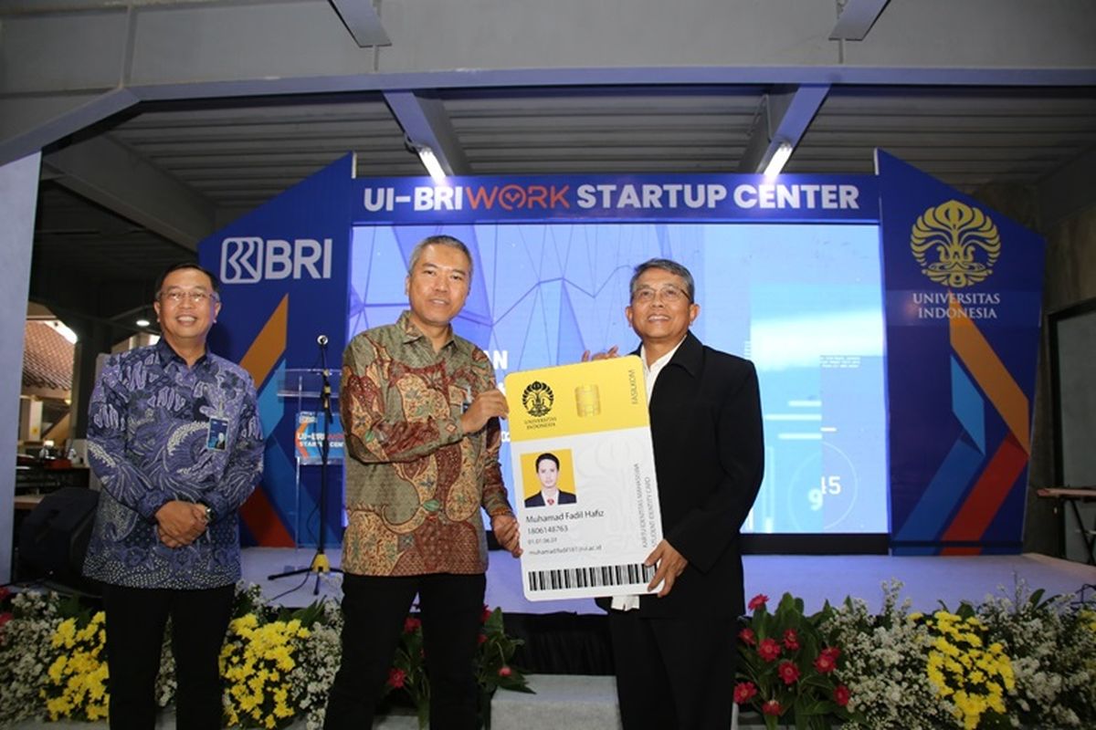 Direktur Retail Funding and Distribution BRI Andrijanto dan Wakil Rektor Bidang SDM dan Aset UI Dedi Priadi dalam peresmian UI-BRIWORK Startup Center yang terletak di Gedung Annex Area Balairung UI Kampus Depok, Rabu (21/8/2024).