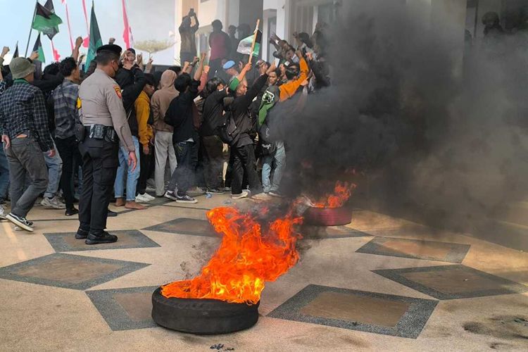 Aksi mahasiswa Bangkalan di depan kantor DPRD Bangkalan, Jawa Timur, Jumat (23/8/2024) mendukung putusan MK dan menolak rencana revisi Undang-undang Pilkada.
