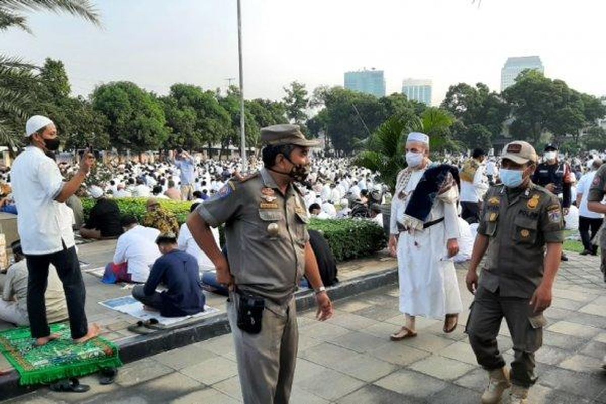Satpol PP mengecek pelaksanaan Shalat Idul Fitri di Masjid Agung Al-Azhar, Kebayoran Baru, Jakarta Selatan, Kamis (13/5/2021). 
