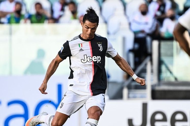 Cristiano Ronaldo mengambil tendangan bebas dalam laga Juventus vs Torino dalam lanjutan Serie A Liga Italia yang dilangsungkan di Stadion Allianz pada 4 Juli 2020.