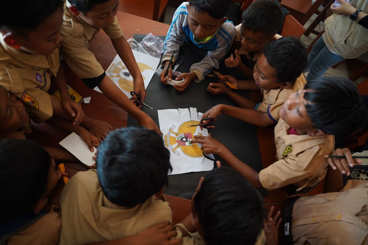 Siswa SDN Kadusewu Bogor sedang belajar. 