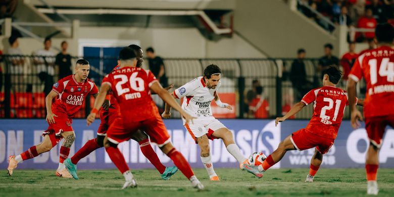 Jordy Bruijn melepas tendangan dalam laga Super League 2025-2026 Persijap vs Bali United di Stadion Gelora Bumi Kartini, Minggu (19/10/2025).