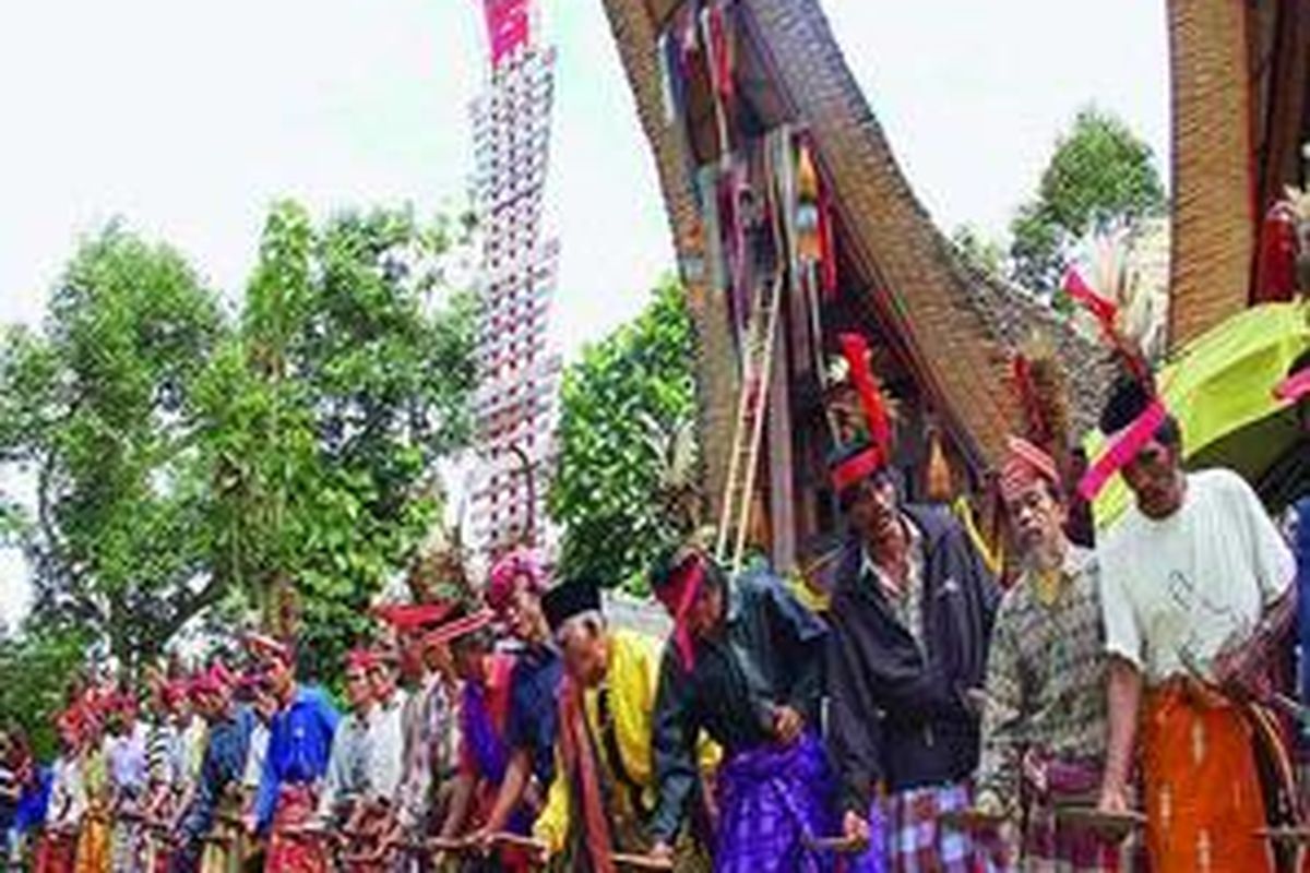 Para lelaki menarikan tarian Manimbong dalam latihan ritual Mangarara Banua Tongkonan Siguntu di Desa Kedundung, Rante Pao, Kabupaten Tana Toraja, Sulawesi Selatan, beberapa waktu lalu.