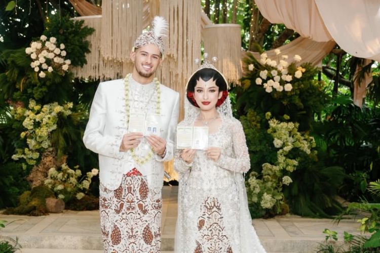 Jennifer Coppen dan Justin Hubner resmi menikah. Simak 5 detail gaya pernikahan mereka yang memadukan adat Jawa dan sentuhan modern.
