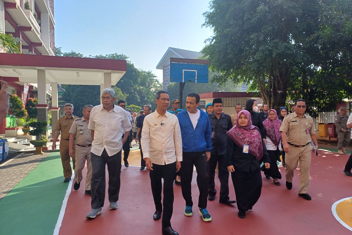 Pj Gubernur DKI Jakarta Heru Budi Hartono berkunjung ke SD Negeri Duren Sawit 08, Jakarta Timur, Selasa (18/7/2023).
