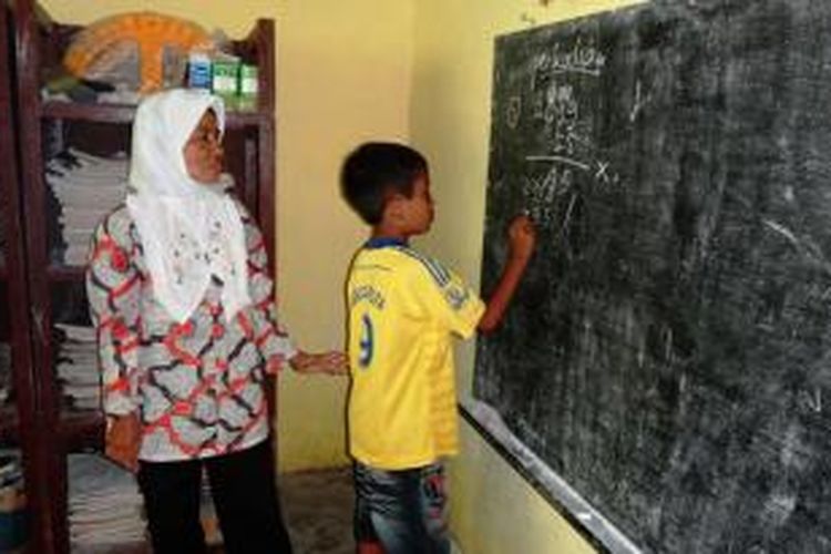 Meski usianya sudah memasuki kepala lima, Sunainah, salah satu guru di Siswa Sekolah Alternatif Nurul Jadid (Sekarnadi) di Desa Tempurejo, Kecamatan Rempurejo, Jember, Jawa Timur, masih terlihat bersemangat untuk mengajar siswanya.