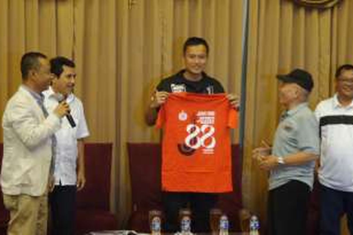 Calon gubernur DKI Jakarta Agus Harimurti Yudhoyono tatap muka dengan klub Persija Jakarta di Menteng, Jakarta Pusat, Senin (28/11/2016) malam. Turut serta dalam pertemuan ini sejumlah tokoh senior Persija, yaitu Doni Pati Nasrani, Budiman Dalimunthe, Biner Tobing, dan Seprul.