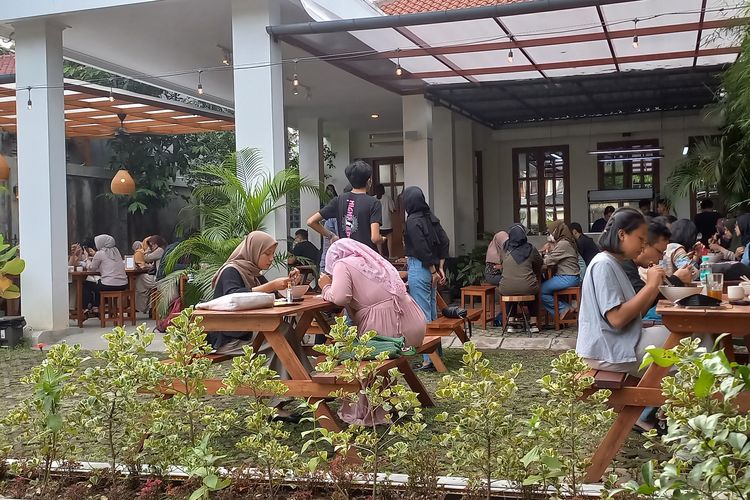 Roka memanfaatkan halaman depan rumah sebagai restoran ramen.