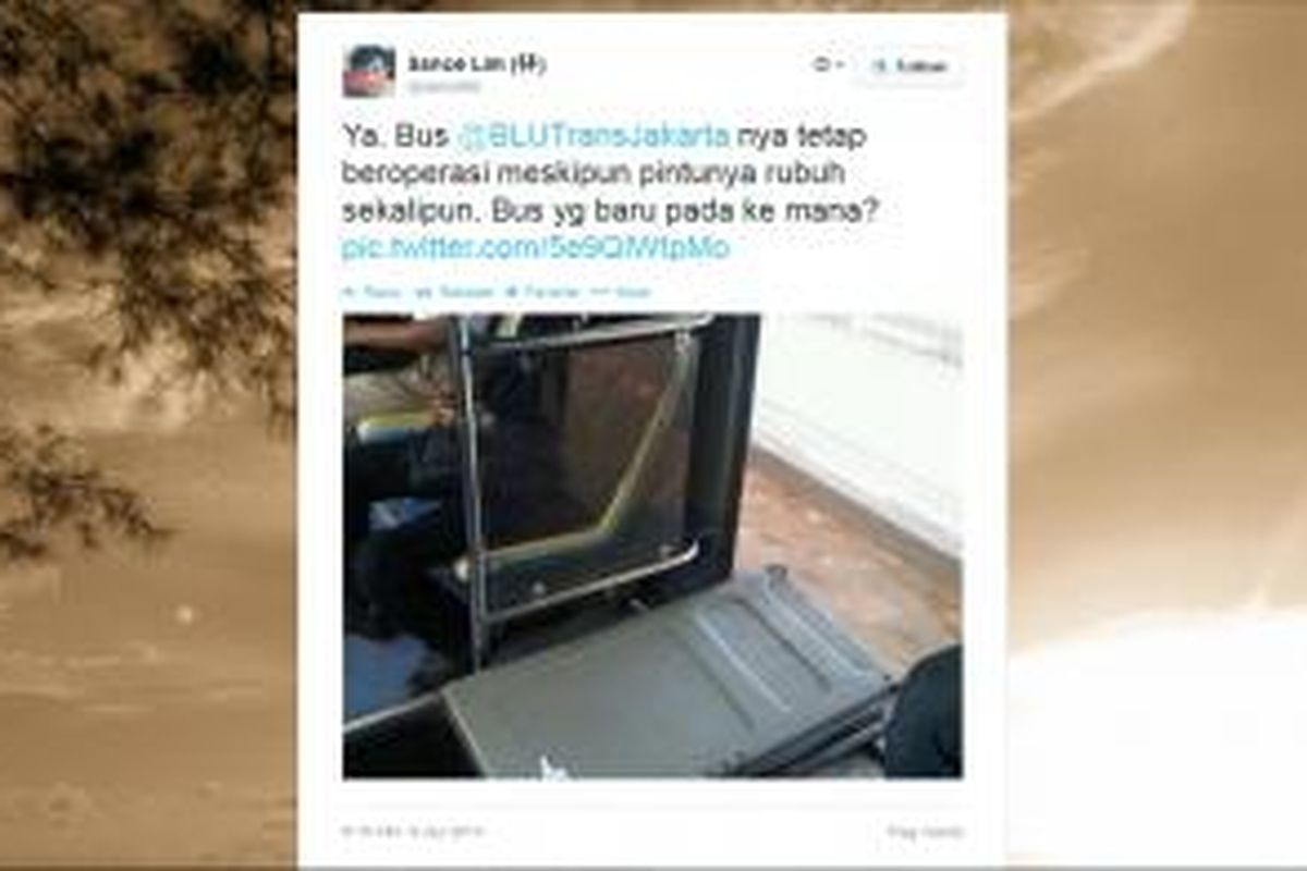 Pintu bus transjakarta lepas di Lebak Bulus, Jakarta Selatan, Selasa (8/4/2014).