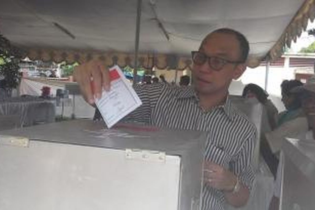 Menkeu Chatib Basri memasukkan surat suara