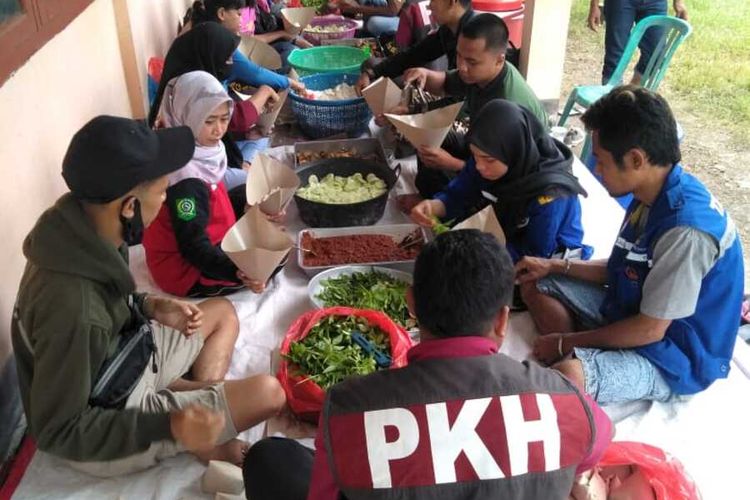 Bantu korban banjir bandang di Kabupaten Bima, NTB, Dinas Sosial bersama relawan tagana membuka dapur umum untuk memenuhi kebutuhan pangan warga.