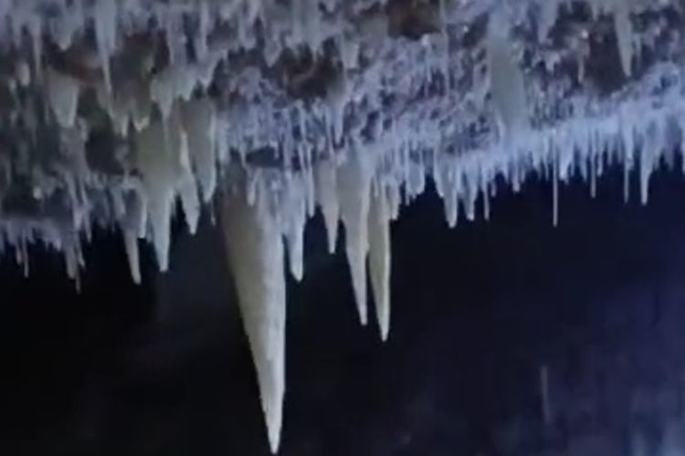 PENEMUAN GUA: Suasana di dalam gua yang direkam warga di sekitar JJLS Saptosari, Gunungkidul, Rabu (16/10/2024)