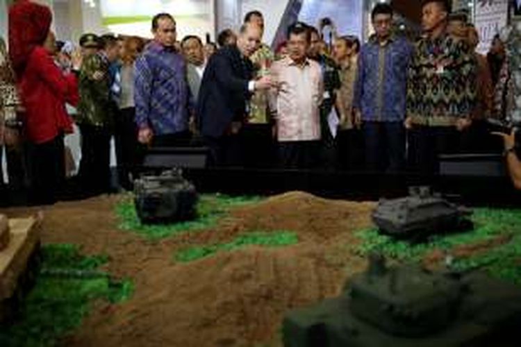 Wakil Presiden Jusuf Kalla saat meninjau pameran Indo Defence 2016 Expo & Forum di JIExpo Kemayoran, Jakarta Pusat, Rabu (2/11/2016). Perhelatan pameran alat pertahanan dari dalam dan luar negeri kali ini diikuti 174 delegasi resmi dari negara sahabat dan 6 Menteri Pertahanan.