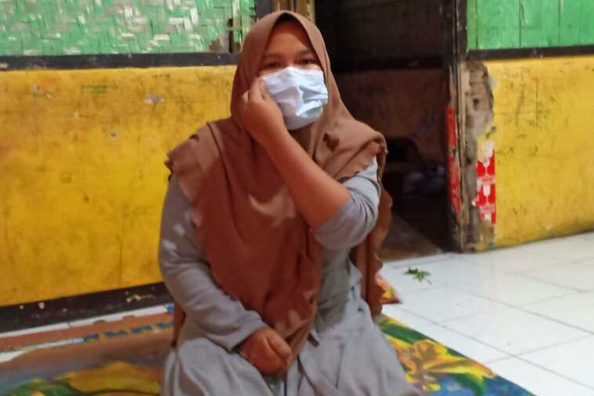 Novi, Ibu dari Rizky yang mengalami perundungan karena bersekolah menggunakan seragam dekil dan lusuh. Warga Baleendah, Kabupaten Bandung, Jawa Barat ini sempat menuliskan keluhannya di kolom pengaduan Jabar Quick Respon (JQR) dan akhirnya dipertemukan dengan Gubernur Jawa Barat Ridwan Kamil.