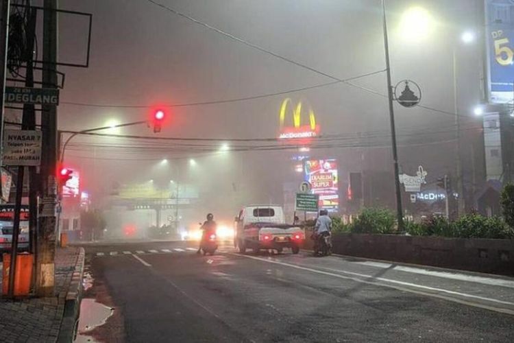 Suasana kabut tebal menyelimuti perempatan Ciceri, Kota Serang, Banten