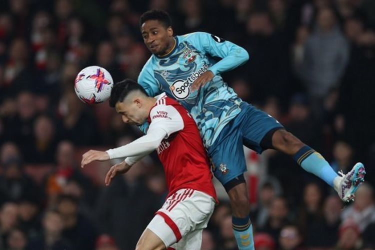 Gelandng Arsenal, Gabriel Martinelli (kiri), berduel dengan bek Southampton, Kyle Walker-Peters, dalam pertandingan Premier League di Stadion Emirates, London, Sabtu (22/4/2023) dini hari WIB.