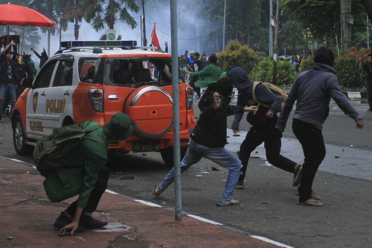 Massa aksi demo penolakan pengesahan UU Omnibus Law merusak mobil PAM Obvit Polrestabes Palembang yang teparkir di depan gedung DPRD Provinsi Sumatera Selatan, Kamis (8/10/2020).