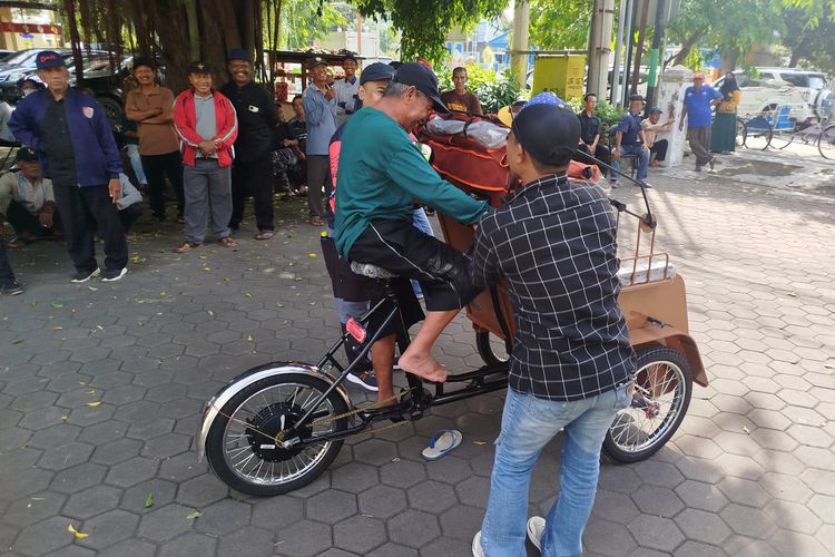 Tukang becak saya uji coba becak listrik di Banyuwangi, Selasa (20/1/2026).