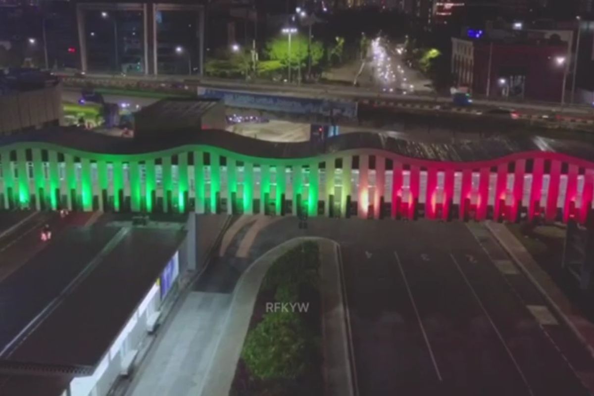 Warna bendera Palestina pada lampu Jembatan Penyeberangan Orang (JPO) Pasar Senen Jakarta Pusat