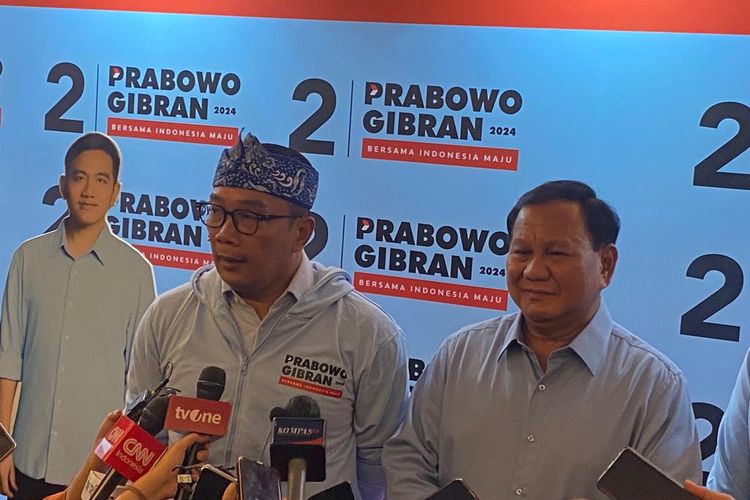 Calon presiden nomor urut 2 Prabowo Subianto dan Ridwan Kamil (kiri) dalam acara konsolidasi TKD Jawa Barat di The House Convention Hall Paskal, Bandung, Jawa Barat, Sabtu (25/11/2023) petang.