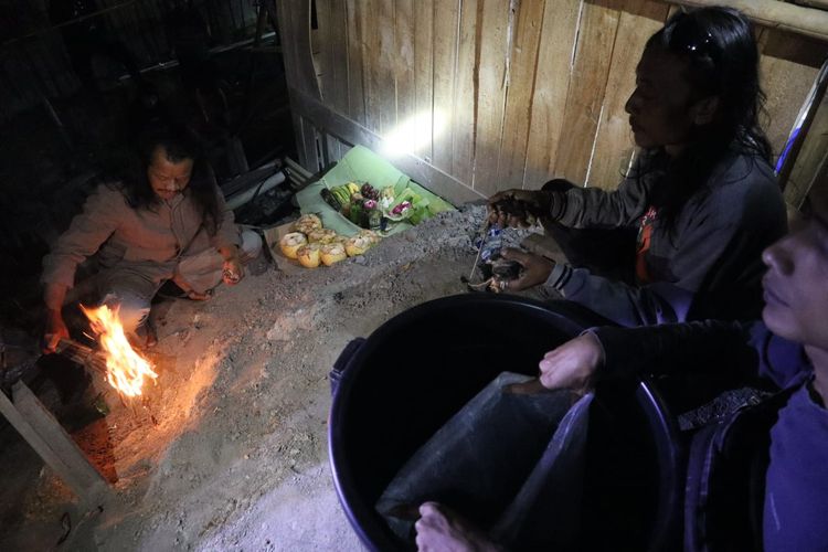 Warga menggelar ritual di dekat lubang tambang emas lokasi delapan pekerja terjebak, Warga Desa Pancurendang, Kecamatan Ajibarang, Kabupaten Banyumas, Jawa Tengah, Sabtu (29/7/2023) petang.
