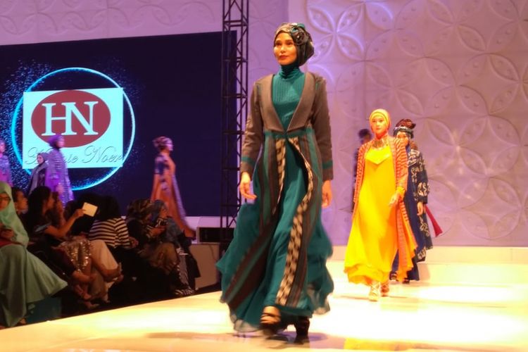 Henny mengangkat tema ethnic glamour dalam pagelaran busana Fashionality 2018. Busana muslim buatannya mendapatkan sentuhan tradisional dan modern. 