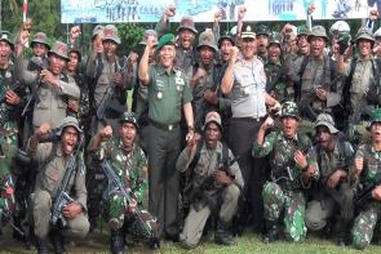 Mencegah terulangnya gesekan antar anggota TNI dan Polri saat bertugas di lapangan, Kepolisian Daerah (Polda) Papua bersama Komando Daerah Militer XVII Cenderawasih menggelar latihan gabungan di Kompleks Resimen Induk Kodam (Rindam) XVII Cenderawasih Sentani, Kabupaten Jayapura.

Latihan yang diikuti oleh 2 pleton anggota Brimob Polda Papua dan 2 pleton anggota Yonif 751 Raider berlangsung sejak Senin (3/11/2014) hingga Rabu (5/11/2014)
