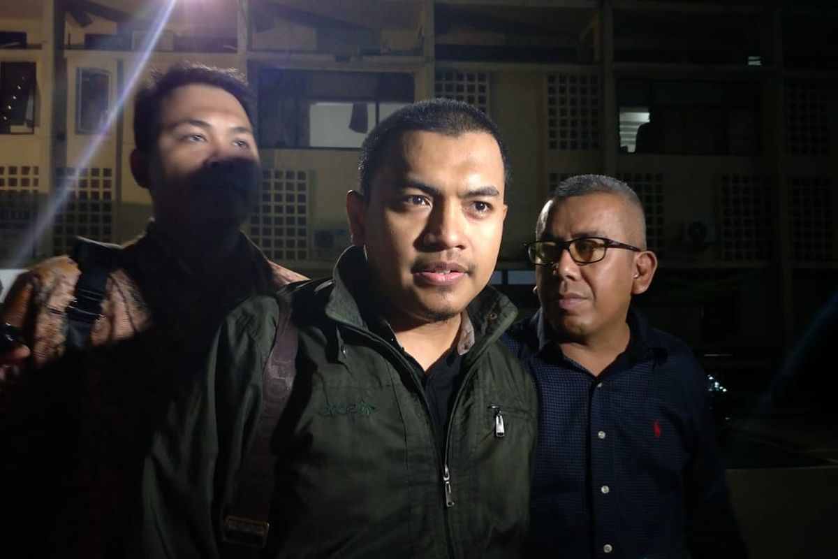 Pengacara Munarman, Aziz Yanuar (tengah) di Polda Metro Jaya, Jakarta Selatan, Rabu (9/10/2019).