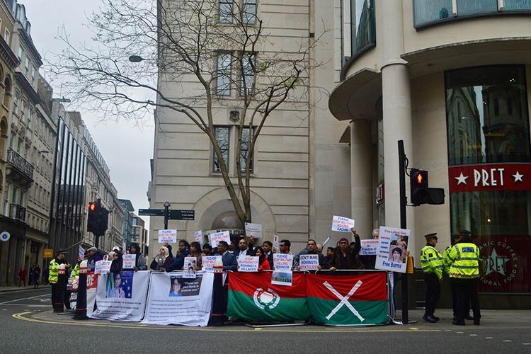 Sekelompok orang menggelar aksi unjuk rasa saat pemimpin de facto Myanmar, Aung San Suu Kyi, menerima penghargaan dari pemerintah kota London, Inggris, Senin (8/5/2017).