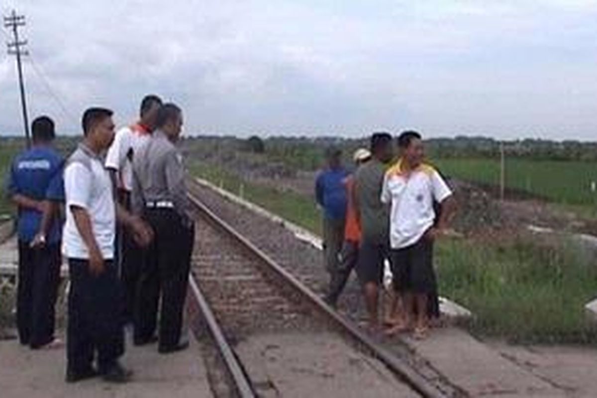 Petugas saat mendatangi TKP.