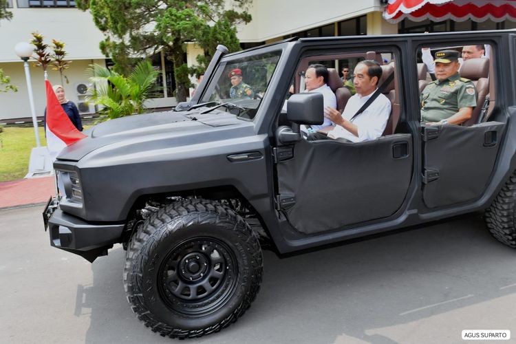 Presiden Joko Widodo saat disopiri Menteri Pertahanan Prabowo Subianto. Momen itu terjadi saat Jokowi meninjau pabrik milik PT Pindad di Kota Bandung, Jawa Barat, Selasa (19/9/2023).